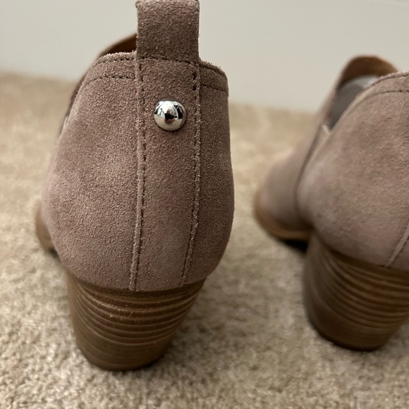 Marc Fisher Ltd taupe Dalar Perforated Suede Ankle Bootie size 7M - Picture 3 of 11